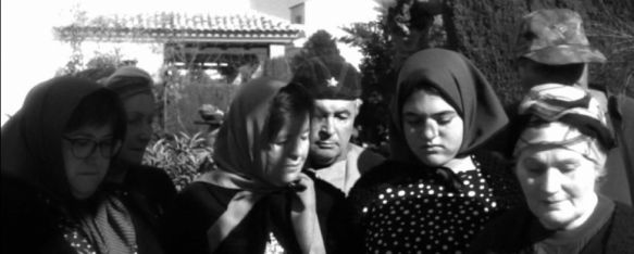 Escena de la película rodada en esta localidad serrana con vecinas del pueblo. // CharryTV Escena de la película rodada en esta localidad serrana con vecinas del pueblo. // CharryTV