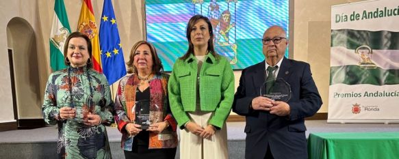 La alcaldesa de Ronda junto a los premiados // Ayuntamiento de Ronda