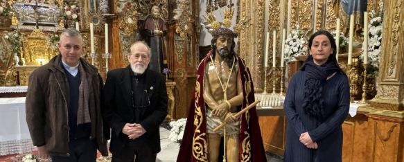 De izquierda a derecha: Francisco Sánchez, consiliario de la Hermandad; Antonio Lasanta, patrono de Fundación Unicaja Ronda y la Hermana Mayor de la Hermandad del Ecce-Homo, María Dolores García Albarracín // Manolo Guerrero