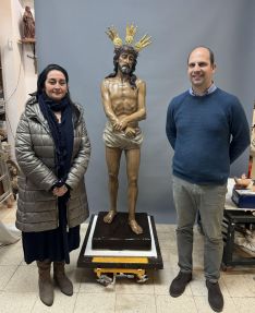 La Hermana Mayor, junto al escultor Alberto Pérez Rojas  // Manolo Guerrero