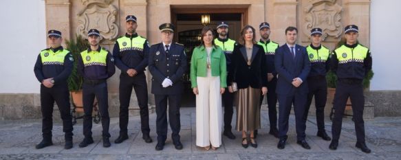 La alcaldesa de Ronda ha presentado a los nuevos agentes // Ayuntamiento de Ronda