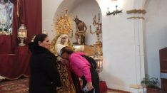 La Virgen de los Dolores ha recibido la visita de cientos de personas // Laura Caballero