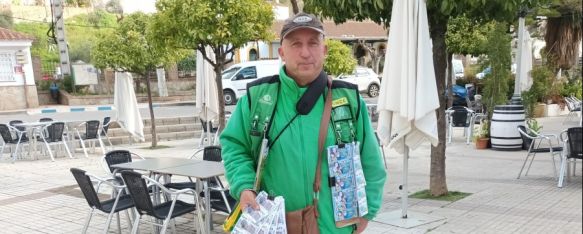 Salvador Sánchez ha sido el vendedor que ha repartido este premio en este pueblo de la comarca. // CharryTV