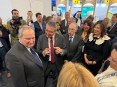 El ministro de Turismo, Jordi Hereu, visitó el stand de Costa del Sol.  // Manolo Guerrero