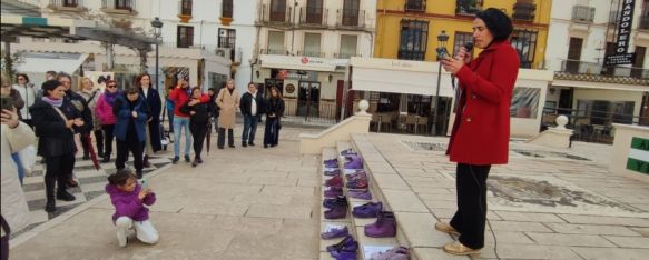 Una niña con chaqueta morada graba con el móvil a la presidenta de Rondafem mientras lee un manifiesto.  // CharryTV