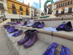 Se han pintado calzados de diferentes estilos y tamaños para simbolizar los pasos que se han ido dando para conseguir la igualdad.  // CharryTV