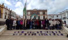 Algunos asistentes al acto se han fotografiado con las mujeres de la asociación a la finalización del mismo. // CharryTV