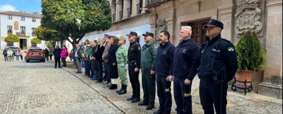 Un diverso grupo de personas ha participado en esta acción a las puertas del Ayuntamiento // Manolo Guerrero