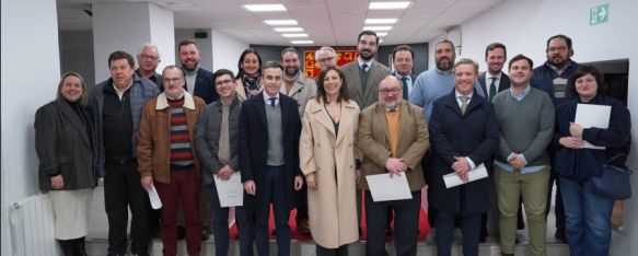 Fernández y Martínez, con el presidente de la Agrupación de Hermandades y Cofradías de Ronda, Francisco Ruiz Arrocha; y los hermanos mayores. // CharryTV