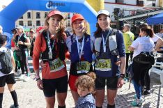 Las hermanas Rocío y Pilar Calle han acompañado a la ganadora del Trail, Isabel Acevedo, en el podio.  // CharryTV
