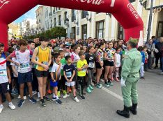 El coronel Francisco José Paúl, jefe del 4º Tercio, también se dirigió a los participantes de la carrera infantil antes de la salida.  // CharryTV