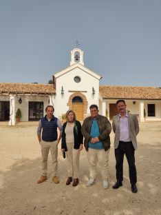 La delegada de Empleo, Empresa y Trabajo Autónomo de la Junta de Andalucía en Málaga, Carmen Sánchez Sierra, ha visitado las instalaciones en compañía de Rafael Tejada.  // CharryTV