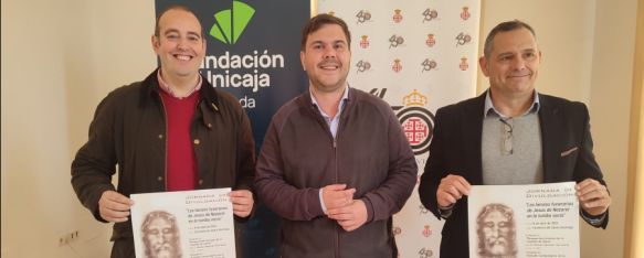 De izquierda a derecha: Miguel Becerra, Hermano Mayor del Santo Entierro; Ángel Martínez, delegado de Turismo y Jaime Ramírez, coordinador de las ponencias.  // CharryTV