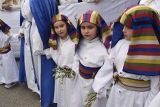 Los niños han vuelto a ser los protagonistas del cortejo, ataviados con sus tradicionales pañoletas al estilo hebreo.  // Laura Caballero