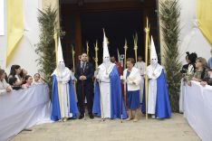 Parte de la comitiva, portando las palmas blancas de Elche.  // Laura Caballero