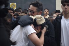 Dos costaleros abrazados entre lágrimas tras conocer la decisión de la Junta de Gobierno.  // Laura Caballero