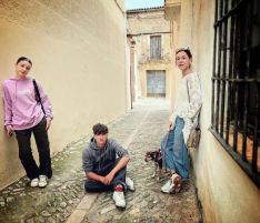 La actriz ha posado acompañada de dos jóvenes en el casco histórico. // Eva Nielsen