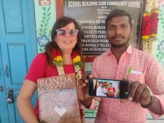 Banderas ha visitado la escuela, cuyo profesor recuerda con cariño a los rondeños que fallecieron en el accidente que tuvo lugar en el sur de la India en 2017.  // Rocío Banderas