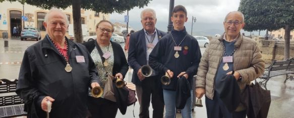 Parte del grupo de pedidores del Santo Entierro que está en la calle este Lunes Santo. // CharryTV