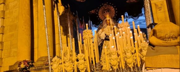 María Santísima Consuelo de las Tristezas en su salida, en la difícil maniobra que realizan sus costaleros. // CharryTV