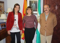 María de la Paz Fernández, Cecilia Carrasco y el delegado de Fiestas, Vicente Becerra.  // CharryTV