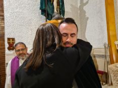 Diego Sánchez, el Hermano Mayor, y la alcaldesa, María de la Paz Fernández, se abrazaron. // CharryTV