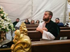 Un horquillero de la Esperanza observa a la Virgen.  // CharryTV