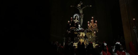 Los horquilleros mecieron el trono entre el rezo de las cinco llagas de Cristo.  // CharryTV