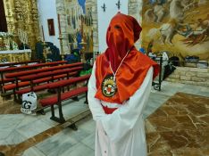 Un hermano del Silencio aguarda en el interior el momento de realizar el acto penitencial. // CharryTV