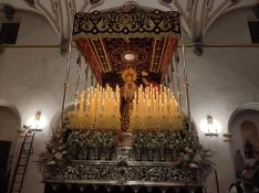 La Virgen de los Dolores, con la candelería encendida, también en el interior del templo.  // CharryTV