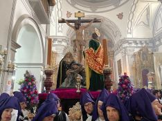 El Cristo de los Remedios, con sus horquilleros, en el interior de Los Descalzos.  // CharryTV