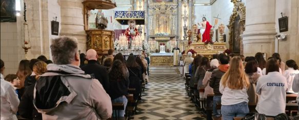 Hermanos, fieles y devotos rezan en el interior de la Iglesia del Espíritu Santo.  // CharryTV