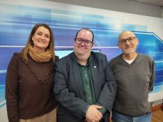 Loli Cabrera, Juan Miguel Melgar y Juan Aparicio en el plató de Canal Charry TV.  // CharryTV