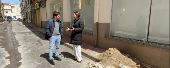 El Ayuntamiento y Aqualia actúan para mejorar el abastecimiento y el saneamiento de la calle Serrato, Los trabajos contarán con un presupuesto de 53.000 euros y una duración estimada de tres semanas, 02 Apr 2024 - 17:06