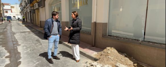 La delegada de Obras, Concha Muñoz, junto al jefe de servicio de Aqualia en Ronda, José Alberto García, en la zona de actuación // Ayuntamiento de Ronda