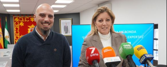 La delegada de PYMES, María del Carmen Martínez, y el presidente de la Asociación de Oficios Artesanos de Ronda, Fran Rienda // Ayuntamiento de Ronda