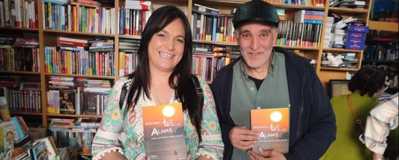 Elisabeth Pérez y José Antonio Pino Calle durante la firma de libros en Rondeña de Papelería.  // CharryTV