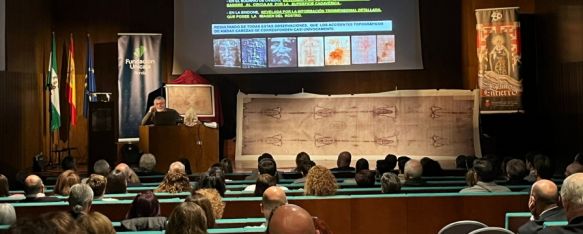 Juan Manuel Miñarro durante su ponencia en el Convento de Santo Domingo // Real Hermandad del Santo Entierro