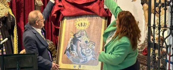 Lola Lobato firma el cartel del 75 aniversario de la bendición de Nuestra Señora de las Angustias, El acto, presentado por Isabel Ruiz, tuvo lugar en la tarde del domingo en la iglesia de Santa Cecilia, 08 Apr 2024 - 17:12