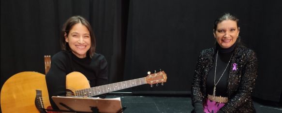Rocío Alba ha estado en Benaoján acompañada a la guitarra de la canta autora Georgina.  // CharryTV