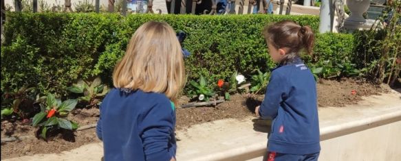 Alumnos del colegio Sagrado Corazón colaboran con el cambio de decoración floral en la ciudad, La delegación de Parques y Jardines plantará un total de 5.100 especies por diferentes espacios de la ciudad, 10 Apr 2024 - 17:34