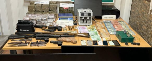 En total han sido aprehendidos 35,5 kilogramos de hachís, 850 gramos de cocaína y 550 gramos de marihuana, interviniéndose 62.000 euros en metálico, joyas y relojes de gran valor, 5 armas de fuego municionadas, además de numerosos útiles para la manipulación, corte y envasado de la droga, balanzas de precisión y una máquina para contar dinero. // Guardia Civil