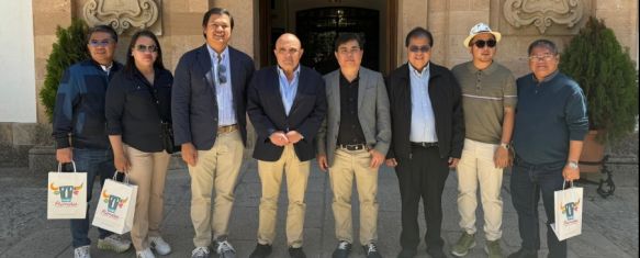 Varios alcaldes de Cebú; el alcalde de Ronda, Terence Mariano Blanco; el congresista filipino, Peter Calderón, y el delegado de Relaciones Institucionales de nuestra ciudad, Jesús Vázquez // Manolo Guerrero