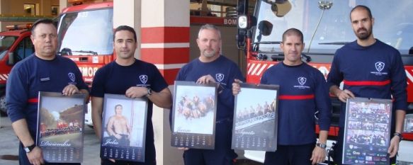 Un grupo de bomberos, posando con un ejemplar del calendario.  // CharryTV