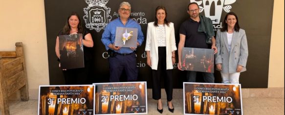 La alcaldesa de Ronda y la delegada de Cultura junto a los ganadores // Manolo Guerrero