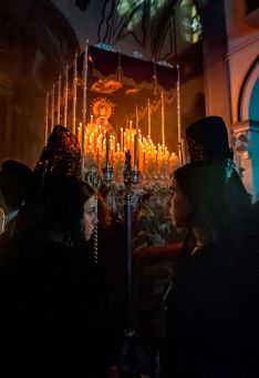 La imagen de dos mantillas frente a María Santísima Consuelo de las Tristezas se ha hecho con el tercer premio // María del Carmen Vázquez