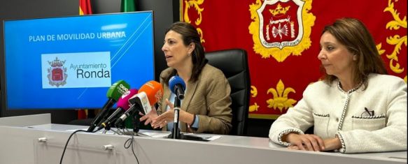 La alcaldesa de Ronda, María de la Paz Fernández, junto a la delegada de Obras e Infraestructuras, Concha Muñoz // Ayuntamiento de Ronda