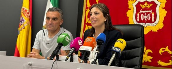 La alcaldesa, María de la Paz Fernández, ha comparecido hoy en rueda de prensa junto al concejal de Deportes, Bernardo Crespo // Manolo Guerrero