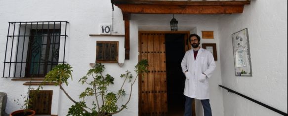 Tras ser farmacéutico adjunto en establecimientos de diferentes ciudades, Octavio apostó por ser titular de la farmacia de Benalauría  // José Antonio Gallardo