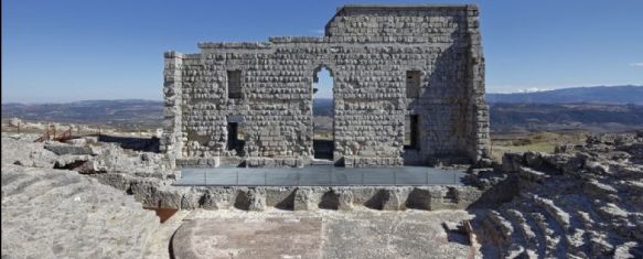 Imagen del teatro y la cavea de Acinipo // Pablo F. Díaz